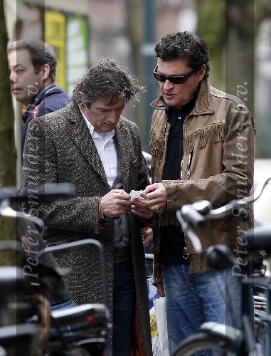 Amsterdam 15 april 2006
Barry Hay doet boodchappen op de cornelis schuytstraat en kijkt  het bonnetje na of hij niet teveel betaald heeft