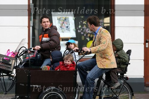 Amsterdam 6 april 2006
Beau v Erven Dorens brengt een dag nadat hij te horen heeft gekregen dat NSE stopt met de bakfiets zijn kinderen naar school