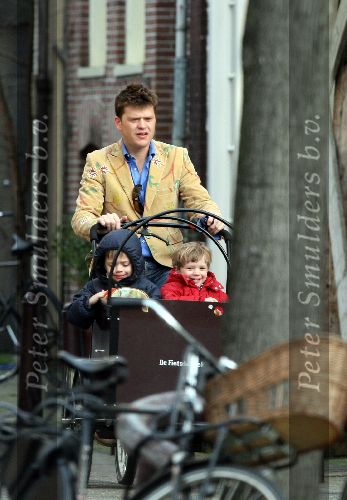 Amsterdam 6 april 2006
Beau v Erven Dorens brengt een dag nadat hij te horen heeft gekregen dat NSE stopt met de bakfiets zijn kinderen naar school.
