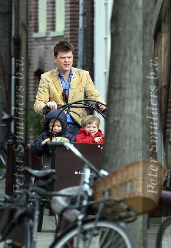Amsterdam 6 april 2006
Beau v Erven Dorens brengt een dag nadat hij te horen heeft gekregen dat NSE stopt met de bakfiets zijn kinderen naar school.