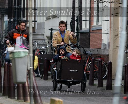 Amsterdam 6 april 2006
Beau v Erven Dorens brengt een dag nadat hij te horen heeft gekregen dat NSE stopt met de bakfiets zijn kinderen naar school.