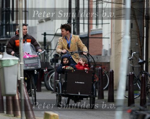 Amsterdam 6 april 2006
Beau v Erven Dorens brengt een dag nadat hij te horen heeft gekregen dat NSE stopt met de bakfiets zijn kinderen naar school