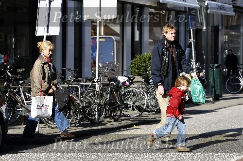 Amsterdam 14 april 2006
Berdien Stenberg met man en zoontje winkelend op de pc hooftstraat