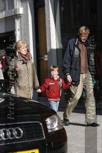 Amsterdam 14 april 2006
Berdien Stenberg met man en zoontje winkelend op de pc hooftstraat