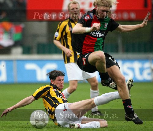 Nijmegen, 3 Mei 2006 Wedstrijd in de Play offs 2e wedstrijd NEC-Vitesse, eindstand 1-1 Seizoen 2005/2006
Bjorn v d Doelen in duel met Richard Knopper
© foto Edwin van Zandvoort