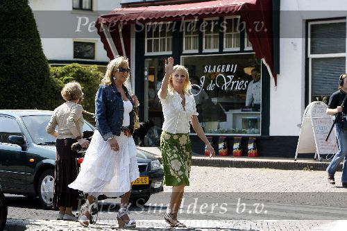 Laren 10 mei 2006
Bridget Maasland maakt opnames voor Hoe word ik een Gooische vrouw. Bridget heeft oppas voor de hond bij.