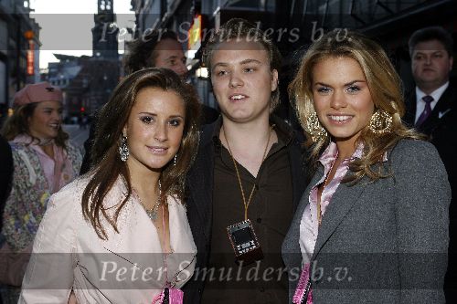 Amsterdam 4 april 2006
Presentatie samsung telefoon in Cineac.
Nicolette v Dam met broer en Chantal Bles