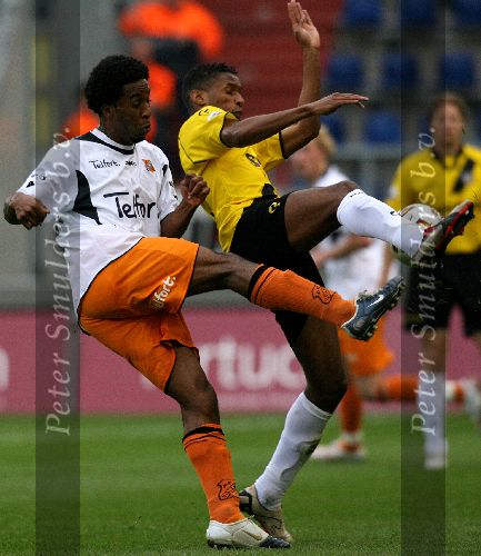 Breda, 9 Mei 2006 Laatste wedstrijd in de play-offs voor degradatie/promotie eredivisie Seizoen 2005/2006
NAC-FC Volendam, eindstand 0-0
Charles dissels in duel met David Mendes Da silva
© Edwin van Zandvoort