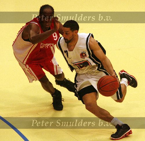 Den Bosch, 18 Mei 2006
Play Offs Basketbal Ned, Kampioenschap tussen Eifel Towers Den Bosch- MPC Capitols, eindstand 86-82 in The best of Seven De stand na 3 wedstrijden 2-1 in het voordeel van Den Bosch Chris McGuthrie
© foto Edwin van Zandvoort