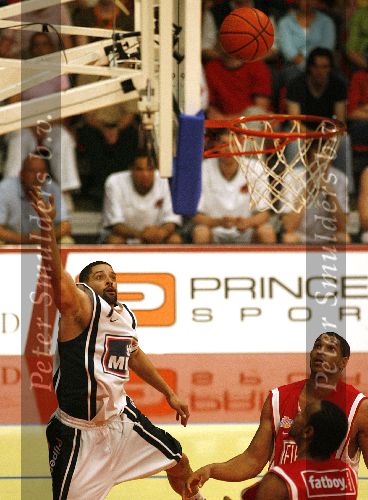 Den Bosch, 18 Mei 2006
Play Offs Basketbal Ned, Kampioenschap tussen Eifel Towers Den Bosch- MPC Capitols, eindstand 86-82 in The best of Seven De stand na 3 wedstrijden 2-1 in het voordeel van Den Bosch Chris McGuthrie
© foto Edwin van Zandvoort