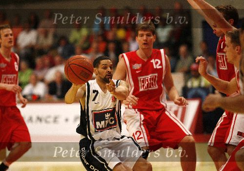 Den Bosch, 18 Mei 2006
Play Offs Basketbal Ned, Kampioenschap tussen Eifel Towers Den Bosch- MPC Capitols, eindstand 86-82 in The best of Seven De stand na 3 wedstrijden 2-1 in het voordeel van Den Bosch Chris McGuthrie
© foto Edwin van Zandvoort