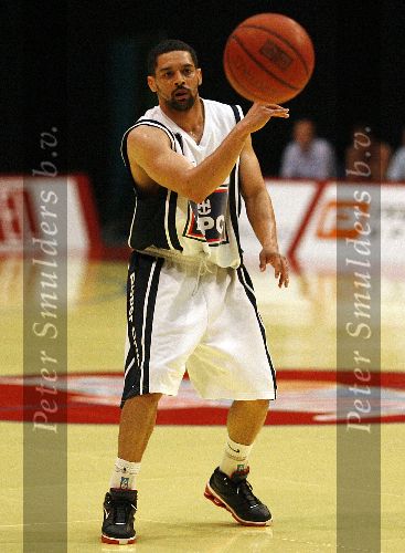 Den Bosch, 18 Mei 2006
Play Offs Basketbal Ned, Kampioenschap tussen Eifel Towers Den Bosch- MPC Capitols, eindstand 86-82 in The best of Seven De stand na 3 wedstrijden 2-1 in het voordeel van Den Bosch Chris McGuthrie
© foto Edwin van Zandvoort