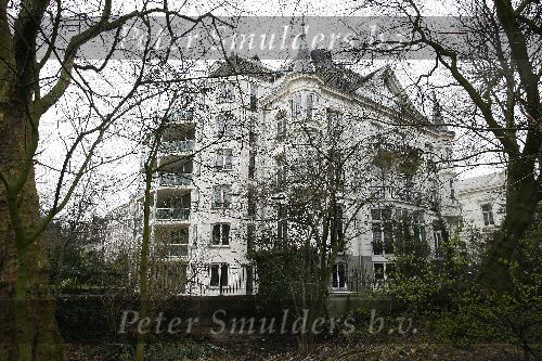 Amsterdam 13 april 2006
Connie Breukhoven en Hans Breukhoven hebben aan het Vondelpark nog een appartement gekocht met een tuin van 250m . Het appartement ligt onder het huidige appartement en wordt bij elkaar getrokken.