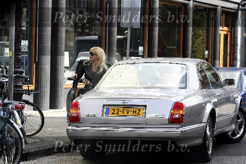 Amsterdam  18 april 2006
Connie Breukhoven winkelend in meubelzaak in Amsterdam, Bentley