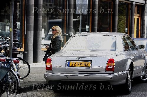 Amsterdam  18 april 2006
Connie Breukhoven winkelend in meubelzaak in Amsterdam, Bentley
