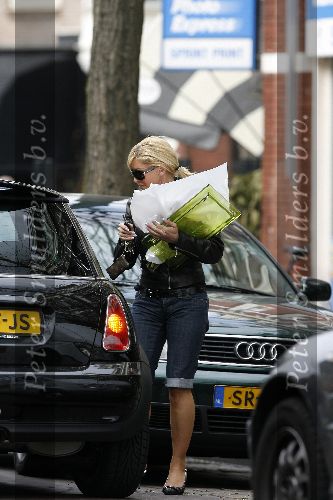 Amsterdam  27 april 2006
Connie Breukhoven doet boodschappen voor haar nieuwe appartement.