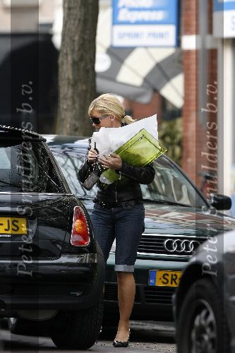 Amsterdam  27 april 2006
Connie Breukhoven doet boodschappen voor haar nieuwe appartement.