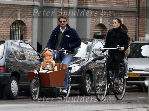 Amsterdam 8 april 2006
Reinout Oerlemans met Danielle Overgaag en kinderen in bakfiets
