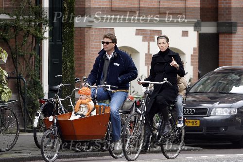 Amsterdam 8 april 2006
Reinout Oerlemans met Danielle Overgaag en kinderen in bakfiets