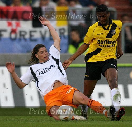 Breda, 9 Mei 2006 Laatste wedstrijd in de play-offs voor degradatie/promotie eredivisie Seizoen 2005/2006
NAC-FC Volendam, eindstand 0-0
David Mendes da Silva in duel met Paul Quasten
© Edwin van Zandvoort
