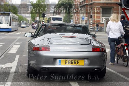 Amsterdam 8 mei 2006
Dean Gorre met porsche cabrio op pc hooftstraat