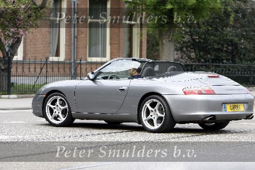 Amsterdam 8 mei 2006
Dean Gorre met porsche cabrio op pc hooftstraat