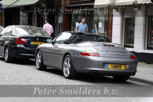 Amsterdam 8 mei 2006
Dean Gorre met porsche cabrio op pc hooftstraat