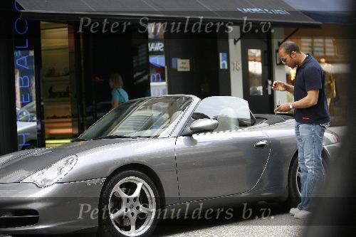 Amsterdam 8 mei 2006
Dean Gorre met porsche cabrio op pc hooftstraat