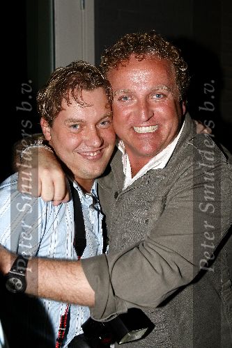 Hilversum 25 april 2006
Presentatie dvd Gooische vouwen in Musk.
 Gordon met Dennis v Tellingen