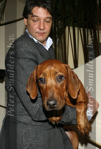 Amsterdam 13 april 2006
Persconferentie Edwin de Roy v Zuydewijn na rechtzaak in hotel Meridien met hond.