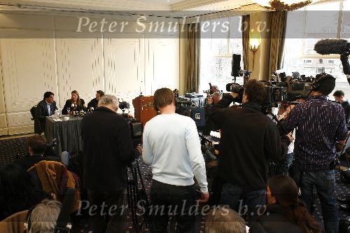 Amsterdam 13 april 2006
Persconferentie Edwin de Roy v Zuydewijn na rechtzaak in hotel Meridien met hond.