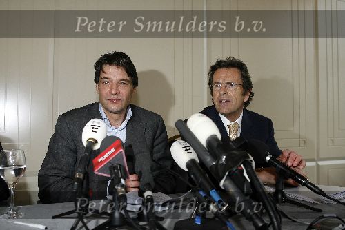 Amsterdam 13 april 2006
Persconferentie Edwin de Roy v Zuydewijn na rechtzaak in hotel Meridien met hond. Pim de Vos