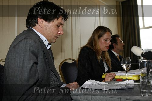 Amsterdam 13 april 2006
Persconferentie Edwin de Roy v Zuydewijn na rechtzaak in hotel Meridien met hond.