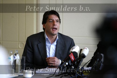 Amsterdam 13 april 2006
Persconferentie Edwin de Roy v Zuydewijn na rechtzaak in hotel Meridien met hond.