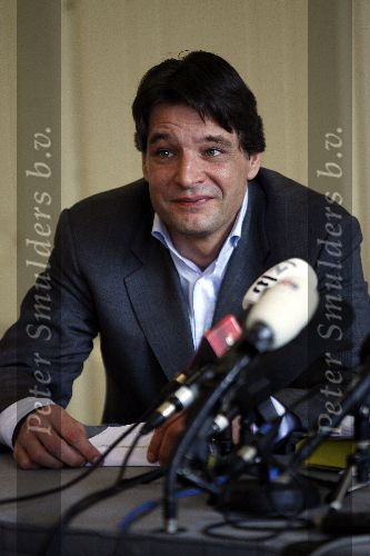 Amsterdam 13 april 2006
Persconferentie Edwin de Roy v Zuydewijn na rechtzaak in hotel Meridien met hond.