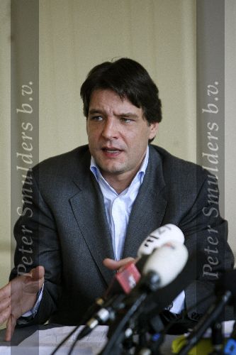 Amsterdam 13 april 2006
Persconferentie Edwin de Roy v Zuydewijn na rechtzaak in hotel Meridien met hond.