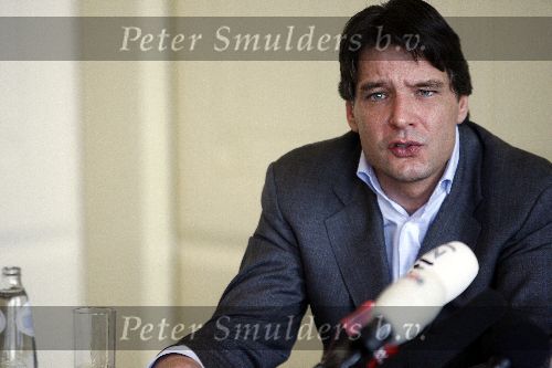 Amsterdam 13 april 2006
Persconferentie Edwin de Roy v Zuydewijn na rechtzaak in hotel Meridien met hond.