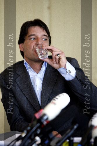 Amsterdam 13 april 2006
Persconferentie Edwin de Roy v Zuydewijn na rechtzaak in hotel Meridien met hond.
