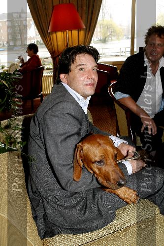 Amsterdam 13 april 2006
Persconferentie Edwin de Roy v Zuydewijn na rechtzaak in hotel Meridien met hond.