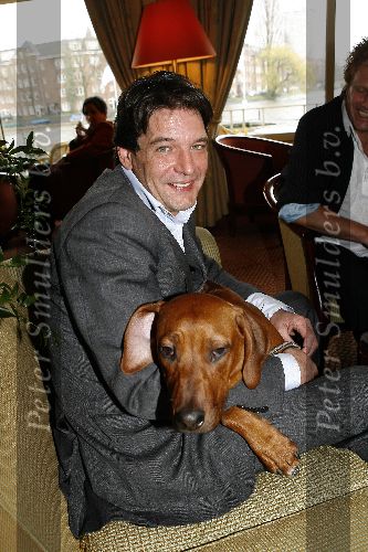 Amsterdam 13 april 2006
Persconferentie Edwin de Roy v Zuydewijn na rechtzaak in hotel Meridien met hond.