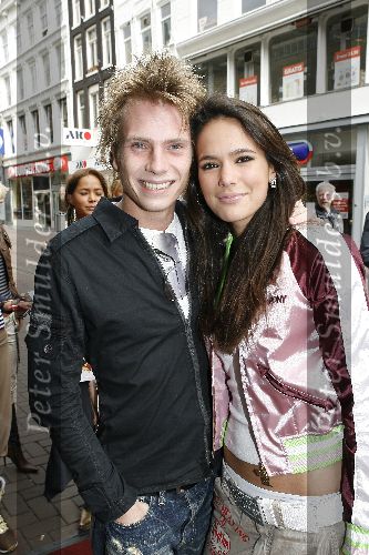 Amsterdam 16 april 2006
Premiere Astrix  en de Vikingen in Tuschinski.
Jamie en Elize