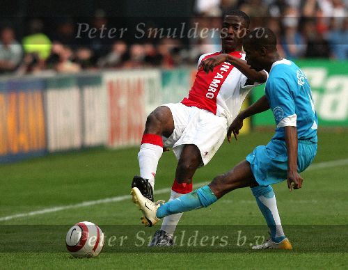 Rotterdam, 7 Mei 2006
Finale KNVB Beker AJAX-PSV, eindstand 2-1
Emmanuel Boakye  in duel met DaMarcus Beasley
© Foto Edwin an Zandvoort