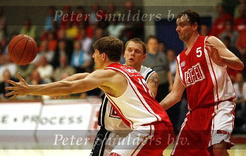 Den Bosch, 18 Mei 2006
Play Offs Basketbal Ned, Kampioenschap tussen Eifel Towers Den Bosch- MPC Capitols, eindstand 86-82 in The best of Seven De stand na 3 wedstrijden 2-1 in het voordeel van Den Bosch Erik Nelson
© foto Edwin van Zandvoort