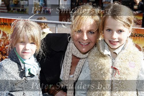 Amsterdam 16 april 2006
Premiere Astrid en de Vikingen in Tuschinski.
Vrouw en dochters Erik de Zwart