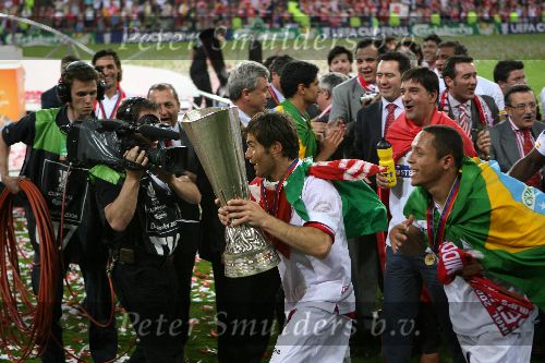 Eindhoven, 10 Mei 2006 Finale UEFA Cup Seizoen 2005/2006 tussen Middlesbrough FC-FC Sevilla, eindstand 0-4
Enkele spelers van FC Sevilla met de UEFA Cup
© Edwin van Zandvoort
