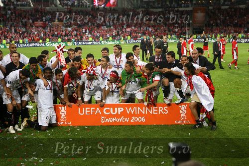 Eindhoven, 10 Mei 2006 Finale UEFA Cup Seizoen 2005/2006 tussen Middlesbrough FC-FC Sevilla, eindstand 0-4
Prins Felipe samen met zijn verloofde oud TV Journaliste Letizia Ortis Rocasolano en een deel van de selektie van FC Sevilla
© Edwin van Zandvoort