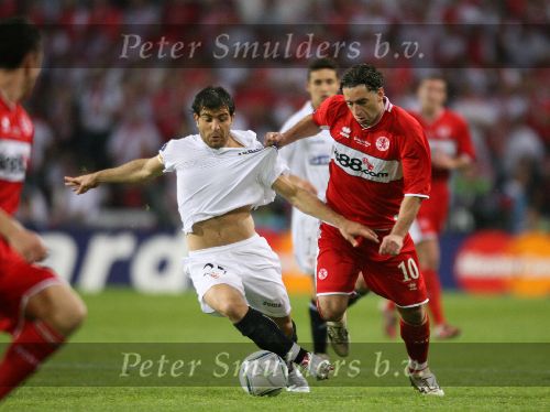 Eindhoven, 10 Mei 2006 Finale UEFA Cup Seizoen 2005/2006 tussen Middlesbrough FC-FC Sevilla, eindstand 0-4
Fabio Rochemback in duel met Enzo Maresca   Shirtje trekken
© Edwin van Zandvoort