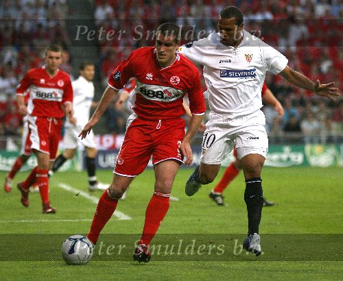 Eindhoven, 10 Mei 2006 Finale UEFA Cup Seizoen 2005/2006 tussen Middlesbrough FC-FC Sevilla, eindstand 0-4
Frank Queudrue in duel Luis Fabiano
© Edwin van Zandvoort