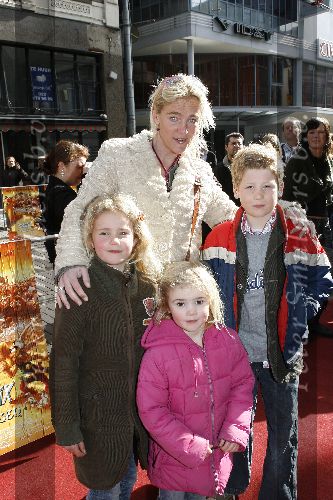 Amsterdam 16 april 2006
Premiere Astrid en de Vikingen in Tuschinski.
Vrouw Frits Sissing met dochters en een vriendje