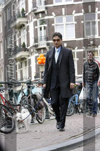 Amsterdam 28 april 2006
Gerard Spong laat zijn hond uit in de jordaan